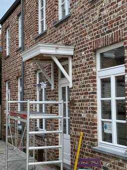 Houten Deurluifel Maastricht met draagarmen