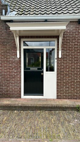 Houten Deurluifel Maastricht met draagarmen