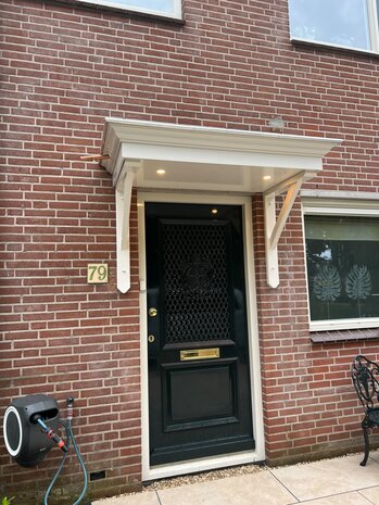 Houten Deurluifel Maastricht met draagarmen